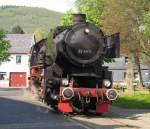 52 6106 mit dem Ostersonderzug am 24.4.2011 bei Durchquerung des Dorfplatzes von Olef.