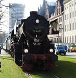 DAMPFLOK 52 48 67 IN FRANKFURT AM 12.3.2017

Da kommt sie,vom Haltepunkt  Eiserner Steg  am Mainufer,dicht unterhalb von PAULSKIRCHE und RÖMER am Nachmittag des 12.3.2017 auf ihrer Fahrt am Mainufer entlang Richtung EZB,die Güterzuglok der HISTORISCHEN EISENBAHN FRANKFURT auf ihrer
 Teddyfahrt -ein einmaliges Erlebnis an einem wunderschönen
Vorfrühlingstag in der quirligen Weltstadt FRANKFURT......


