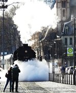 52-er  FOTODAMPF  IN FRANKFURT
Weils sooo schön war- und als Dank für die rührigen Mitglieder der  Historischen
Eisenbahn Frankfurt  für die wunderbaren Fahrten mit 52 4867 am 12.3.2017
hier noch mal mächtig  Fotodampf  bei der Fahrt Richtung EZB......