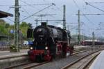 Auf Richtung Hanau hieß es für die 52 4867 nachdem sie ihren Sonderzug nach Limburg brachte. Hier rollt sie Lz auf ein Hp0 zeigendes Signal zu. Beim Halt zog die 52 4867 viele Blicke auf sich. 

Limburg 22.04.2017