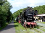 Die 52 8171-2 der IG Hirzbergbahn e.V. als Denkmallok am 29.07.2017 an der Lohmühle in Georgenthal.