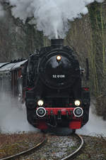 Die Dampflokomotive 52 6106 zieht einen Zug über die mittlere Ruhrtalbahn.