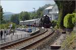 Bahnfest in Königstein. 52 4867 zieht den Zug mit den grünen Schnellzugwagen die letzten Meter die Steigung in den Bahnhof Königstein hoch. Mangels vernüftiger Fotostellen bzw, tausend Masten vor der Linse musste hier eine Gegenlichtaufnahme herhalten. Mai 2018.