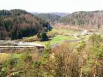 52 8195 der FME ( Frnkische Museumseisenbahn ) dampft mit ihrem Sonderzug von Nrnberg nach Pegnitz durch das schne Pegnitztal in der nhe von Enzendorf. Die Aufnahme entstand von einen Felsen oberhalb des Ortes, welcher schne Panoramaaufnahmen zult. Ostersonntag 2007