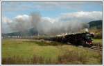 52 8075 an der Spitze und 52 8079 als Untersttzung am 3. Plandampftag im Werratal mit einem 1600 Tonnen schweren Holzganzzug von Bad Salzungen auf dem Weg nach Meinigen zwischen Wernshausen und Walldorf am 13.10.2007 aufgenommen.