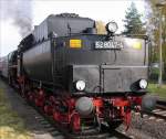 Gut zu erkennen: die vorige HU an der Nossener 52 8047 war am 29.10.2003. Deshalb steht sie am 28.10.2007 mit Sonderzug abfahrbereit zu ihrer Abschiedsfahrt wegen Fristenablauf von Nossen ber Rowein - Dbeln- Riesa - Coswig - Dresden-Neustadt - Meien und zurck nach Nossen.
