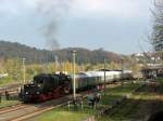 Abfahrbereit zu ihrer wegen Fristenablauf letzten Fahrt von Nossen ber Rowein - Dbeln- Riesa - Coswig - Dresden-Neustadt - Meien und zurck steht 52 8047 mit Sonderzug in Nossen - 28.10.2007
