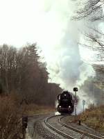 52 8080 macht sich mit einer riesigen Dampfwolke auf dem Weg nach Chemnitz. Rechts sieht man die Zeichen der neuen Zeit mit dem neumodischen Einfahrtssignal und der Kilometertafel anstelle der altbekannten Kilometersteine.  Burkhardtsdorf 04.12.07