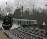 Bei Regenwetter erklimmt die 52 8134 die Steigung bei Littfeld mit ihrem Dampfzug nach Altenhundem.