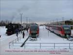 In Altenberg (Erzgebirge) stehen der Dampfsonderzug mit 52 8079 sowie die Wintersportsonderzge Desiro 642 135 + 173 und 642 174 + 156 (10.12.2005).