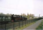 52 6748 rangiert mit Sonderzug im Bahnhof Mayen Ost (Strecke Kaisersesch - Andernach). Von Mayen aus ging es nach Andernach mit Tender voran, da keine Drehscheibe vorhanden ist. Aufnahme: Sommer 2005
Scanfoto: Uwe Wstenhagen