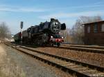 52 8154-8 mit dem Eisenbahnromantiksonderzug bei der Einfahrt in den Bahnhof Weischlitz am 21.02.2007