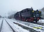 Die BR 52 8075-5 bei einer Vogtlandrundfahrt am 22.03.08 bei der Durchfahrt im Bahnhof Elsterberg/V