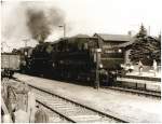 52 8021-9 als Vorspann vor weiterer BR 52 vor Sonderzug auf der Strecke Beeskow - Lbben, um 1988