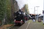 52 6106 mit einem Sonderzug nach Solingen bei der Ausfahrt in Wuppertal Hbf am 25.10.2008