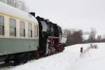 52 8079-7 kommt am 28.02.09 vom Wasserfassen aus Schwarzenberg zurck. Hier ist sie am Wegbergang kurz vor dem Bahnhof Schlettau unterwegs. 