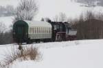 52 8079-7 kommt am 28.02.09 vom Wasserfassen aus Schwarzenberg zurck und macht sich wieder auf dem Weg nach Cranzahl. Hier ist sie kurz vor dem Einfahrts-Signal des Bahnhof Schlettau unterwegs. 