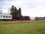 52 8154-8 ist mit dem VSE Sonderzug Richtug Schlettau unterwegs, hier ist sie am Wegbergang vor dem Bahnhof Scheibenberg.