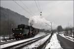 52 8075 kmpft sich die Steigung bei Benolpe hinauf um den Nikolauszug zurck nach Siegen zu bringen. (06.12.2008)

