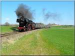 Hier ist 52-8195 mit ihrem Sonderzug auf Talfahrt und rollt gemtlich ihrem Ziel Amberg entgegen.(11.04.2009)