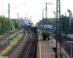 Hauptbahnromantik (II, Prolog). Schon lange einmal hatte ich mir vorgenommen die untere Lahntalbahn ein wenig eingehender als im Durchflug mit dem 612er anzusehen. Der Dampfzug der Eisenbahnfreunde Schwalm-Eder bot den Anlass dort sogar einen richtigen Zug abzulichten. Die zweite Begegnung mit 52 8106 in Gieen. Eine kleine nderung des vorgesehenen Fahrplans sorgte dafr dass der Zug erst 1 Minute vor Abfahrt meines Zuges eintraf. Wieder schnell ein Foto geschossen und zu meinem Zug am anderen Ende des Bahnhofs gerannt. Der nette Lokfhrer wartete sogar, Danke. (25. April 2009, 08:22)