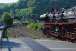 Hauptbahnromantik (XVII, untere Lahntalbahn). Noch mal Nostalgie schwarz-rot statt schwarz-weiß, mit echtem Bahnübergang und Telegrafenleitung. 52 8106 am Ortsrand von Balduinstein. (25. April 2009, 10:26)