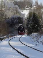 52 8029-2 ist am 13.12.08 mit dem Sonderzug aus Berlin kurz vor dem Unteren Bahnhof Annaberg-Buchholz unterwegs. 52 8047-4 schiebt krftig nach. An diesen Tag waren wir zum ersten mal mit 2 Autos und 2 Kameras unterwegs um mglichst viele Fotopunkte anlaufen zu knnen. (Bildautor: Christian Paul)