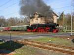 Bei den Sonderfahrten am 03.04.2005 zur Feier des 100jhrigen Bestehens der Dreieichbahn fuhr 52 4867 abwechselnd mal mit der Rauchkammer und mal mit dem Tender voraus, da die Lok am Endpunkt in Neu-Isenburg mangels Drehscheibe nicht gedreht werden konnte. Bei dieser Fahrt in Richtung Dieburg verlie die Lok mal  richtig  herum den Bahnhof Buchschlag-Sprendlingen.