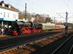 Abendlicht lag bereits auf dem Bahnhof Neu-Isenburg, als 52 4867 am 03.04.2005 mit dem letzten Sonderzug anllich der Feierlichkeiten des 100jhrigen Bestehens der Dreieichbahn angekommen war und auf