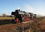 Am 25.10.2009 waren die Eisenbahnfreunde des Eisenbahnmuseums Vienenburg mit einem Sonderzug in Halle(Saale)zu Gast. Die Aufnahme zeigt die 52 1360-8 mit dem  Zug der 60er  bei der Rckfahrt in der Ortslage Sennewitz, kurz hinter Halle.