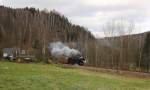 Am 28.11.09 fuhr die Eisenbahn-Nostalgie Chemnitz-Erzgebirge wieder einen Sonderzug durchs Erzgebirge. Die Garnutur bestand aus Wagen der Bauart Bag und Baag, bespannt war der Zug mit 52 8079-7. Die Reise fhrte von Stollberg ber Chemnitz, Annaberg, Schwarzenberg, Aue und weiter ber die Zwnitztalbahn nach Zwnitz zum dortigen Weihnachtsmarkt. Hier ist der Zug zwischen Wolkenstein und Thermalbad-Wiesenbad unterwegs.