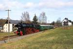 52 8079-7 ist am 28.11.09 mit ihren Reko-Wagen der Gattung Bag und Baag im Ortsgebiet von Raschau unterwegs.