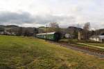 Nachschu von 52 8079-7 am 28.11.09 mit ihren Reko-Wagen der Gattung Bag und Baag im Ortsgebiet von Raschau unterwegs.