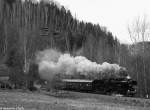 Reichsbahn vor 25 Jahren: Am 28.11.1984 ist die Leihweise im Bw Karl Marx-Stadt Hilbersdorf beheimatete 52 8079 mit ihrem  Dreiachser -Zug nahe Wolkenstein in Richtung Annaberg unterwegs.