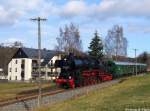 Reichsbahn vor 25 Jahren: Am 28.11.1984 ist die Leihweise im Bw Karl Marx-Stadt Hilbersdorf beheimatete 52 8079 mit ihrem  Dreiachser -Zug in Richtung Schwarzenberg unterwegs. In Raschau ist die Reichsbahnwelt 5 Jahre vor dem Mauerfall noch in Ordnung.