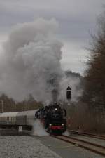 52 8047 und 52 8079 donnern am 06.12.09 mit Volldampf und angezogenen Bremsen in dem Bahnhof Schwarzenberg. Es war eine echt gelunge und Ohrenbetubende Scheineinfahrt, danke an das Personal.