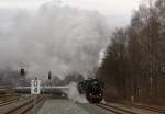 52 8047 und 52 8079 donnern am 06.12.09 mit Volldampf und angezogenen Bremsen in dem Bahnhof Schwarzenberg.