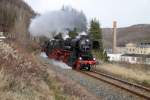 52 8047 und 52 8079 bringen den Sonderzug aus Nossen am 6.12.09 nach Schwarzenberg. Hier in Schwarzenberg Neuwelt.