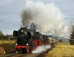 Nahe Zwnitz donnern 52 8047 und 52 8079 mit ihrem Sonderzug die Steigung Richtung Lnitz hinauf.