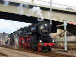 Der mit 296m Gesamtlnge und aus 10 Wagen bestehende Zug zu lang fr den Bahnsteig im Bahnhof Aue (Sachs.) war, mussten die beiden Zugloks bis unter die bekannte Bahnhofsbrcke vorziehen.