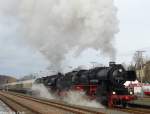 Mit herrlichen Klngen  ballerten  die beiden Reko-52 bei der Scheinanfahrt durch den Bahnhof Aue. Aufgenommen am 06.12.2009