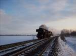 52 8154 & 52 8047 fahren in der letzten Abendsonne von der Plandampf Action (Dampf trifft Kohle)von Profen nach Leipzig Plagwitz zurck 14.02.2010 bei Grodalzig