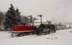 52 8079 wartet neben 112 708 am 13.02.10 im Bahnhof Schlettau auf dem Abfahrtsbefehl nach Schwarzenberg. Im Schwarzenberg sollte Kohle und Wasser genommen werden, nur hat keiner den VSE bescheid gesagt. So verzgerte sich die Abfahrt des Zuges um ber eine Stunde.
