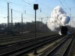 52 8177 zieht mit einer gewaltigen Rauchsule an dutzenden Fotografen vorbei beim umsetzen in Knigs Wusterhausen am 07.03.