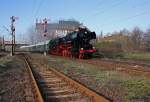 52 8154-8 zieht am 17.04.2010 einen Sonderzug des Eisenbahnmuseums Leipzig zur Weieritztalbahn. Kurz nach der Abfahrt in Plagwitz durchfhrt der Zug hier die Signalgruppe in Leipzig-Leutzsch.