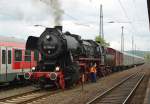 52 1360 wird schon wieder fr die Heimreise mit ihrem Zug nach Vienburg flott gemacht.