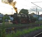 52 8154-8 hat die Leipziger heil von Meiningen nach Eisenach zurckgebracht, nun kann wieder ihre E44 044 bernehmen, whrend sich der Dampfer auf den Weg zurck nach Meiningen macht, um auch am Sonntag die Gste des Dampflokfests zu erfreuen. Damit endet auch meine Meininger Dampflokfest-Bildserie. Aufgenommen am 04.09.2010 in Eisenach.