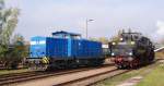 52 8154-8 an der abgestellten PRESS 293 016-3 vorbeifahrend, anllich der 5.Leipziger Eisenbahntage am 24.11.2009