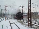 52 8177 kommt fast pnktlich nach Chemnitz. Sie hatte wegen einer Weichenstrung in der Einfahrt 5 Minuten bekommen. Ob das mit dem fern gesteuertem ESTW auch so schnell geht?