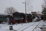 Zwei  Arbeitstiere  beim nseln. Am 05.12.2010 war die Berliner 52 8177-9 zu Besuch in Leipzig und hat hier im Plagwitzer Lokschuppen gerade die heimische 52 8154-8 vom Kanal gezogen.